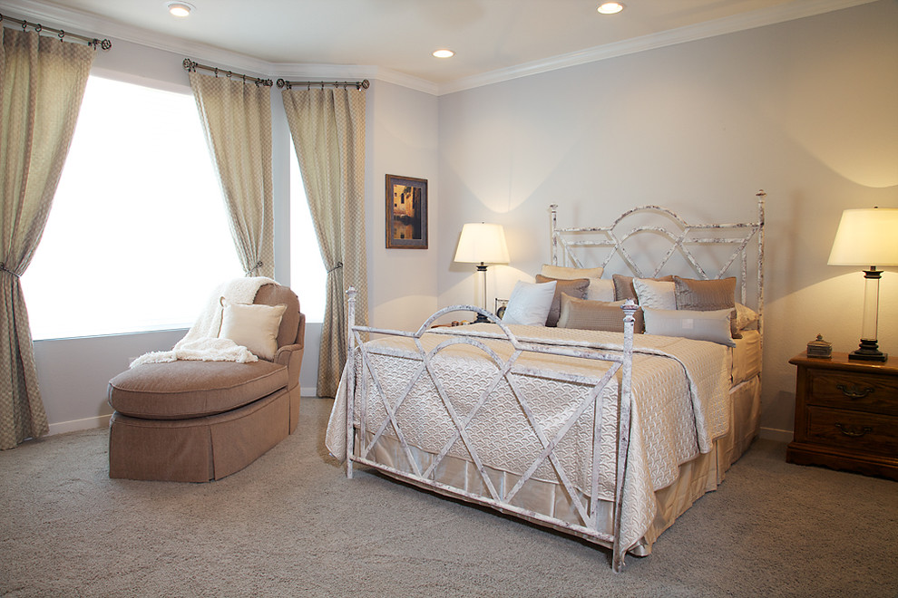 Immagine di una camera da letto contemporanea con pareti grigie e moquette