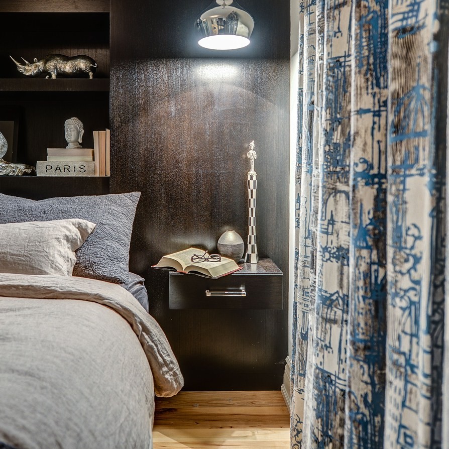 На фото: спальня среднего размера в современном стиле с коричневыми стенами, светлым паркетным полом и коричневым полом