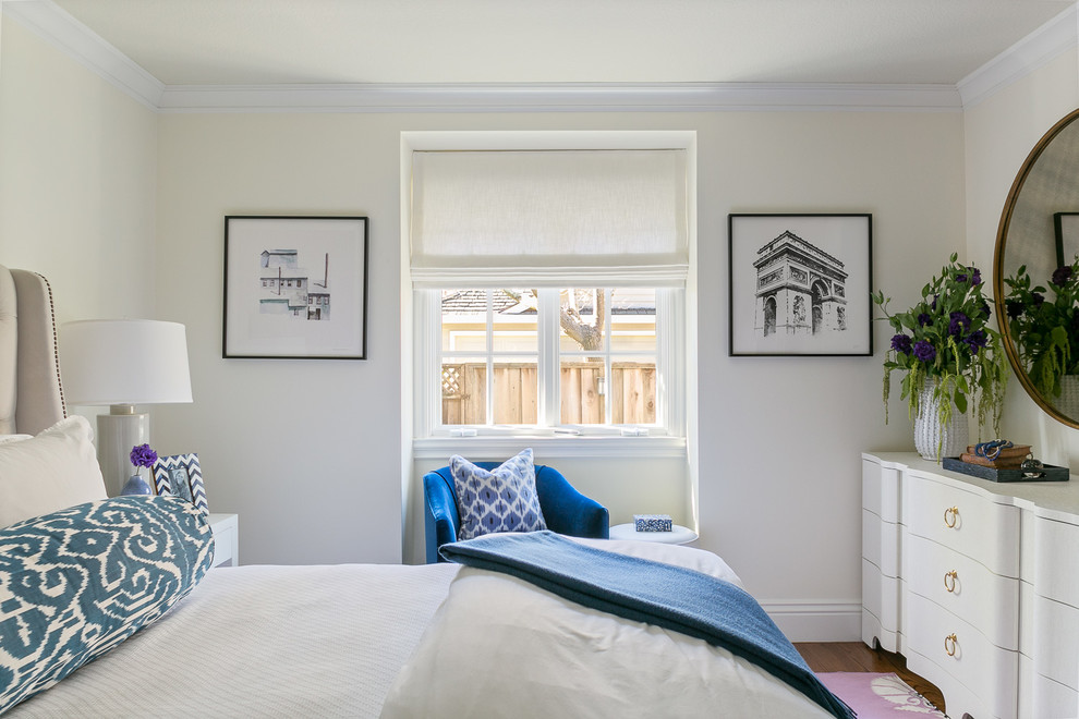 Immagine di una piccola camera da letto chic con pareti bianche, parquet scuro e pavimento marrone