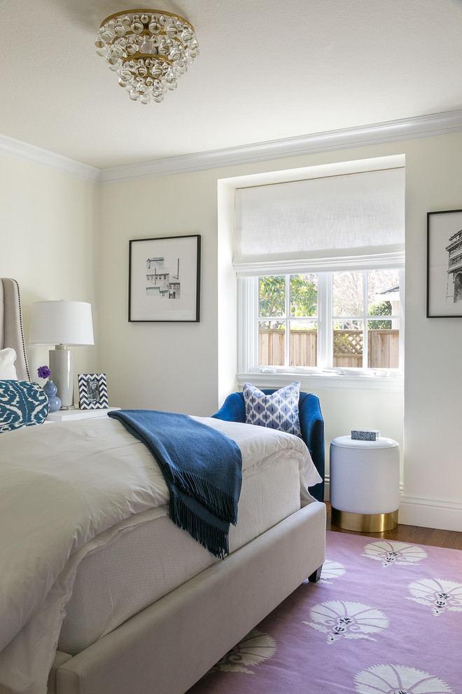Esempio di una piccola camera da letto chic con pareti bianche, parquet scuro e pavimento marrone