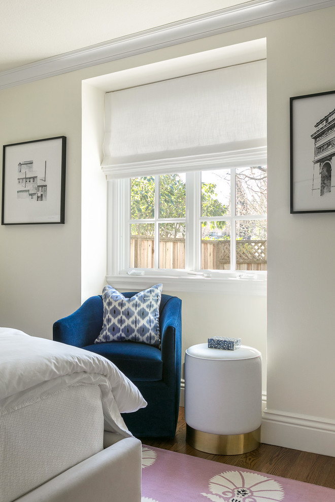 Immagine di una piccola camera da letto classica con pareti bianche, parquet scuro e pavimento marrone