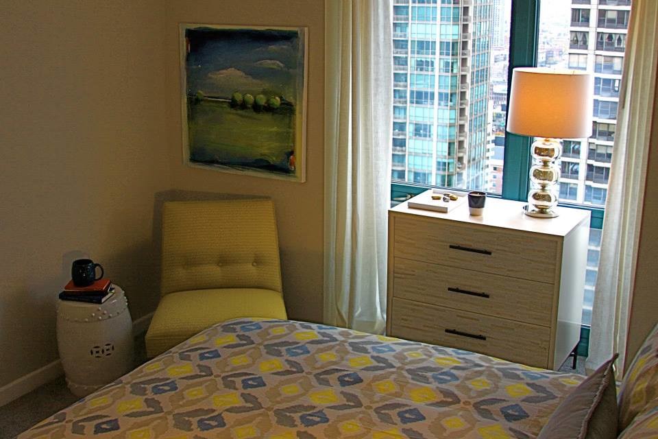 Foto de habitación de invitados actual pequeña sin chimenea con paredes grises y moqueta