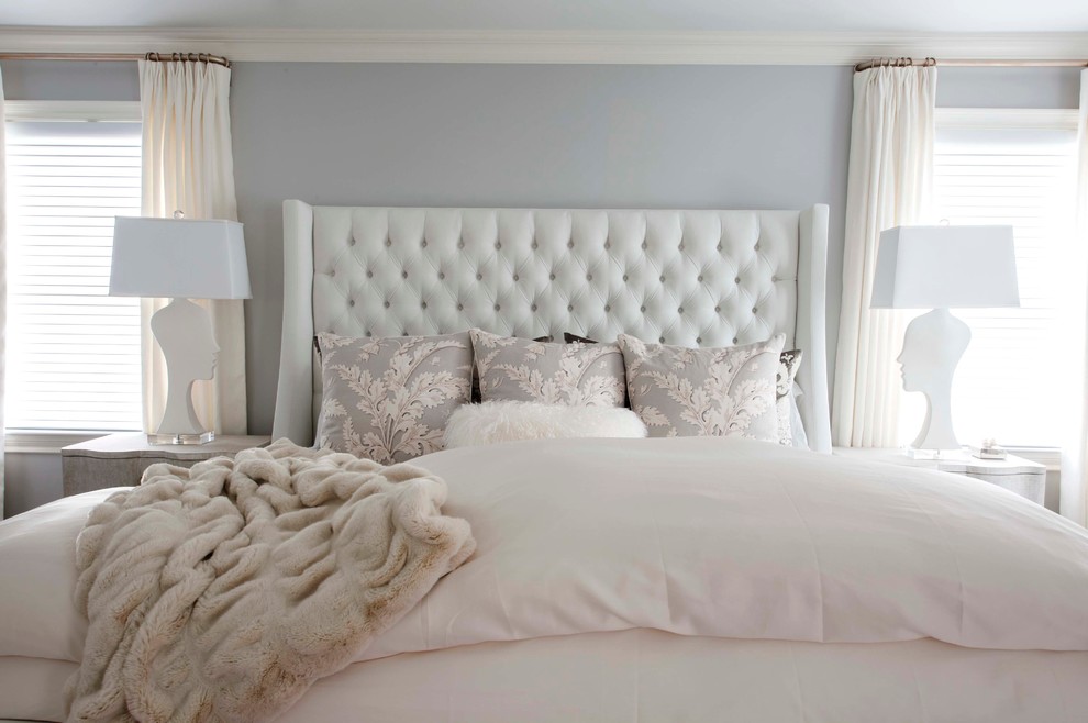 Свежая идея для дизайна: большая хозяйская спальня в стиле неоклассика (современная классика) с серыми стенами, темным паркетным полом и коричневым полом - отличное фото интерьера