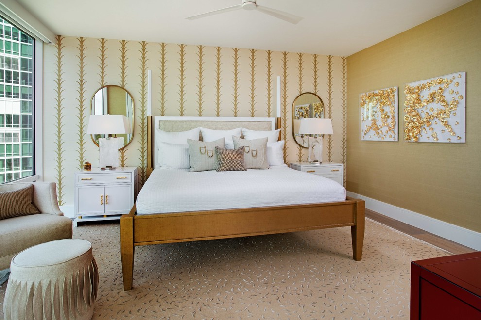 Foto di una camera da letto classica con pareti marroni, pavimento in legno massello medio e pavimento marrone