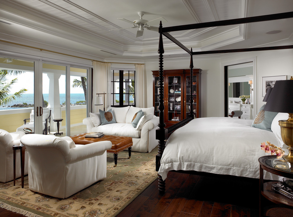 Klassisches Schlafzimmer mit weißer Wandfarbe und dunklem Holzboden in Miami
