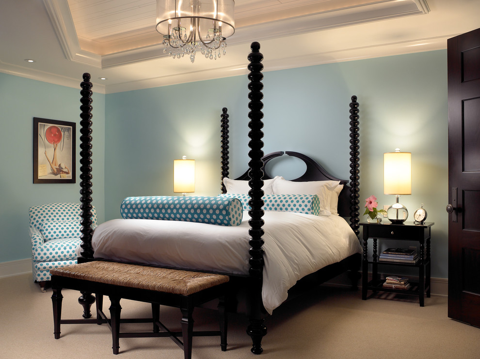 Aménagement d'une chambre avec moquette classique avec un mur bleu.