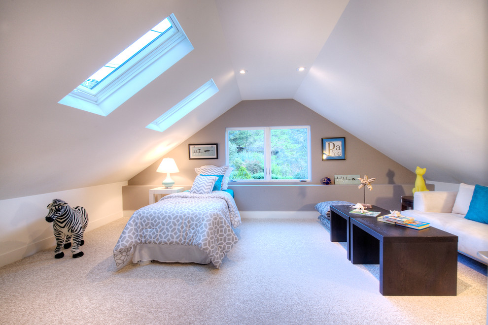 Foto de habitación de invitados contemporánea de tamaño medio con paredes beige y moqueta