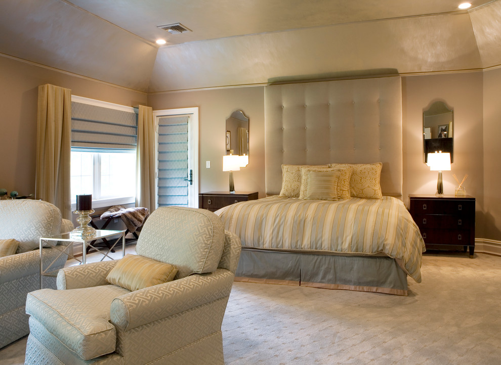 Modelo de dormitorio principal clásico renovado grande sin chimenea con paredes beige, moqueta y suelo gris