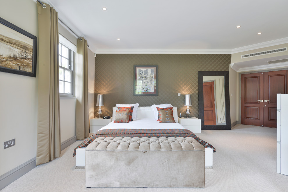 На фото: большая спальня в современном стиле с бежевыми стенами и ковровым покрытием с