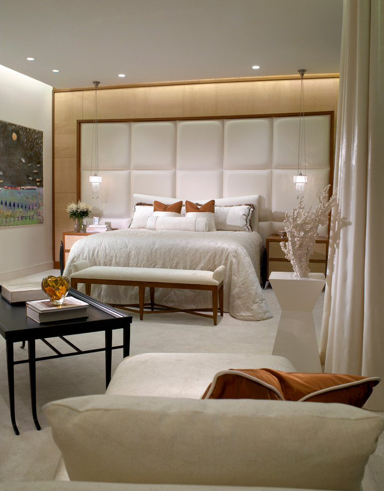 Источник вдохновения для домашнего уюта: большая хозяйская спальня в современном стиле с ковровым покрытием, белыми стенами и белым полом