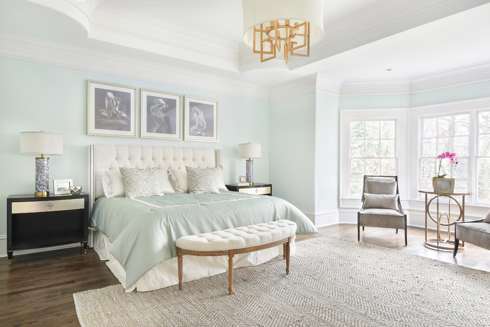Diseño de dormitorio principal clásico renovado grande sin chimenea con suelo de madera en tonos medios, suelo marrón y paredes azules