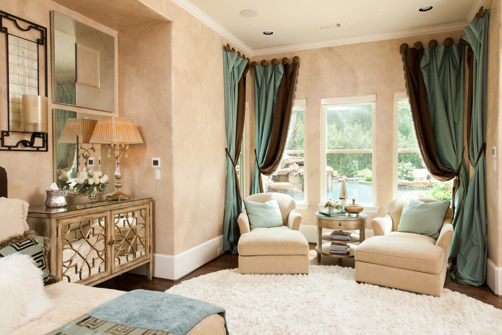 Imagen de dormitorio principal, mediterráneo, con paredes beige