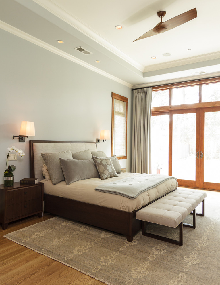 Mittelgroßes Modernes Hauptschlafzimmer ohne Kamin mit grauer Wandfarbe, braunem Holzboden und braunem Boden in San Francisco