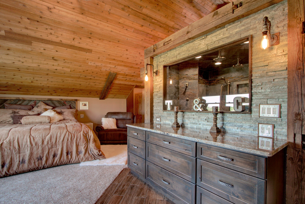 Imagen de dormitorio principal rústico de tamaño medio con paredes marrones y suelo de baldosas de cerámica