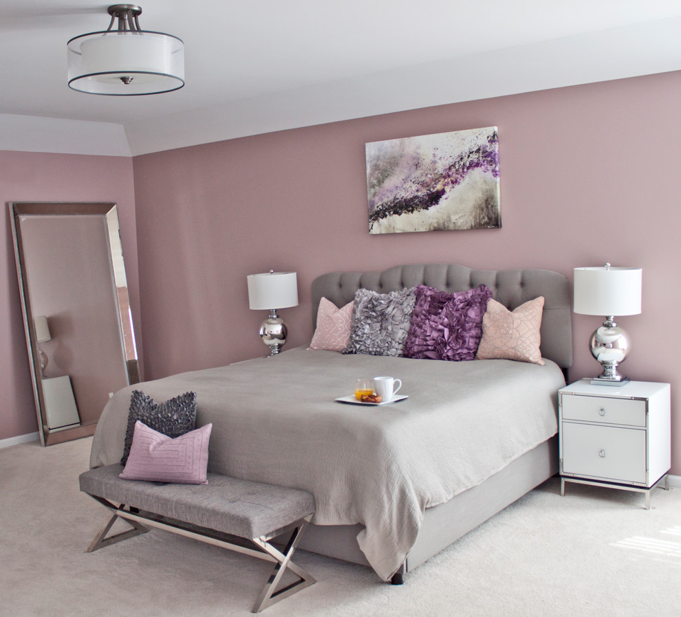 Идея дизайна: большая хозяйская спальня в стиле неоклассика (современная классика) с розовыми стенами, ковровым покрытием и серым полом