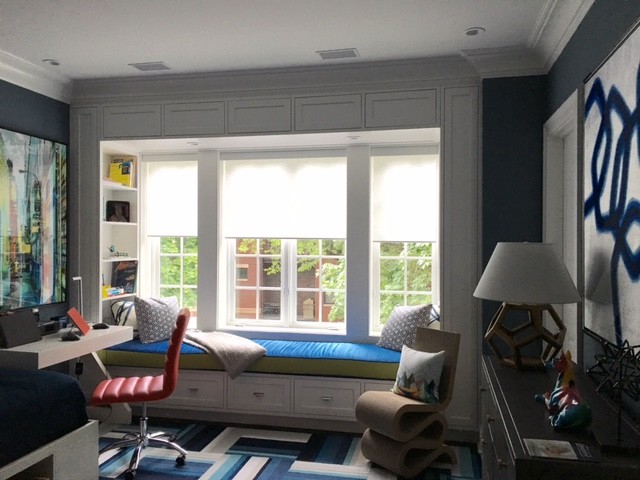 Foto de dormitorio tradicional renovado de tamaño medio sin chimenea con paredes multicolor y suelo multicolor