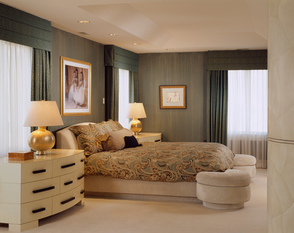 Источник вдохновения для домашнего уюта: хозяйская спальня среднего размера в классическом стиле с разноцветными стенами и ковровым покрытием без камина