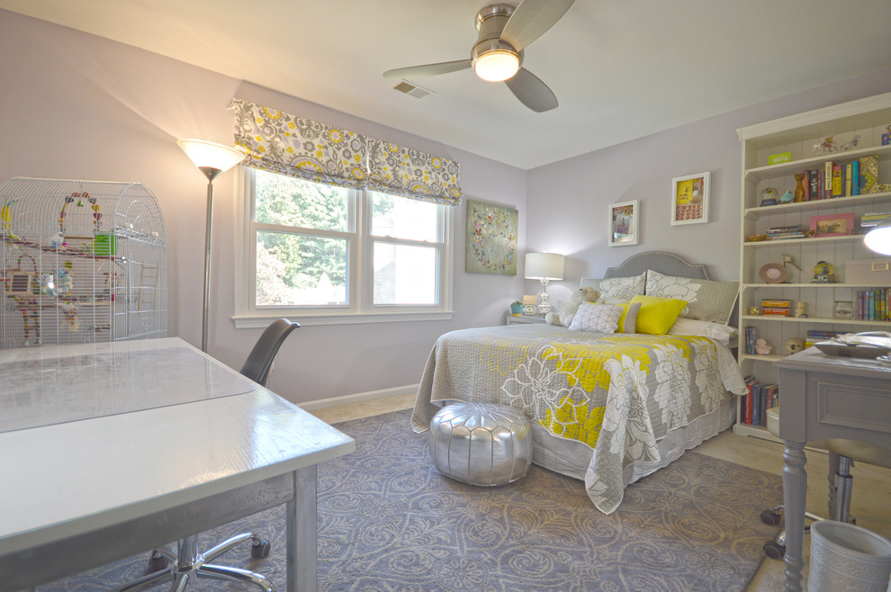 Стильный дизайн: спальня среднего размера в стиле неоклассика (современная классика) с серыми стенами и ковровым покрытием - последний тренд