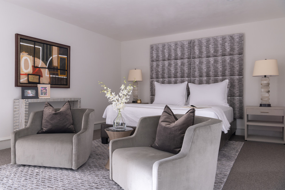 На фото: большая гостевая спальня (комната для гостей) в стиле модернизм с белыми стенами, полом из керамической плитки и черным полом
