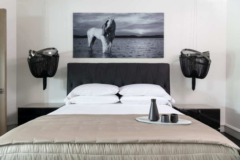 Imagen de habitación de invitados moderna grande con paredes blancas, suelo de baldosas de cerámica y suelo negro