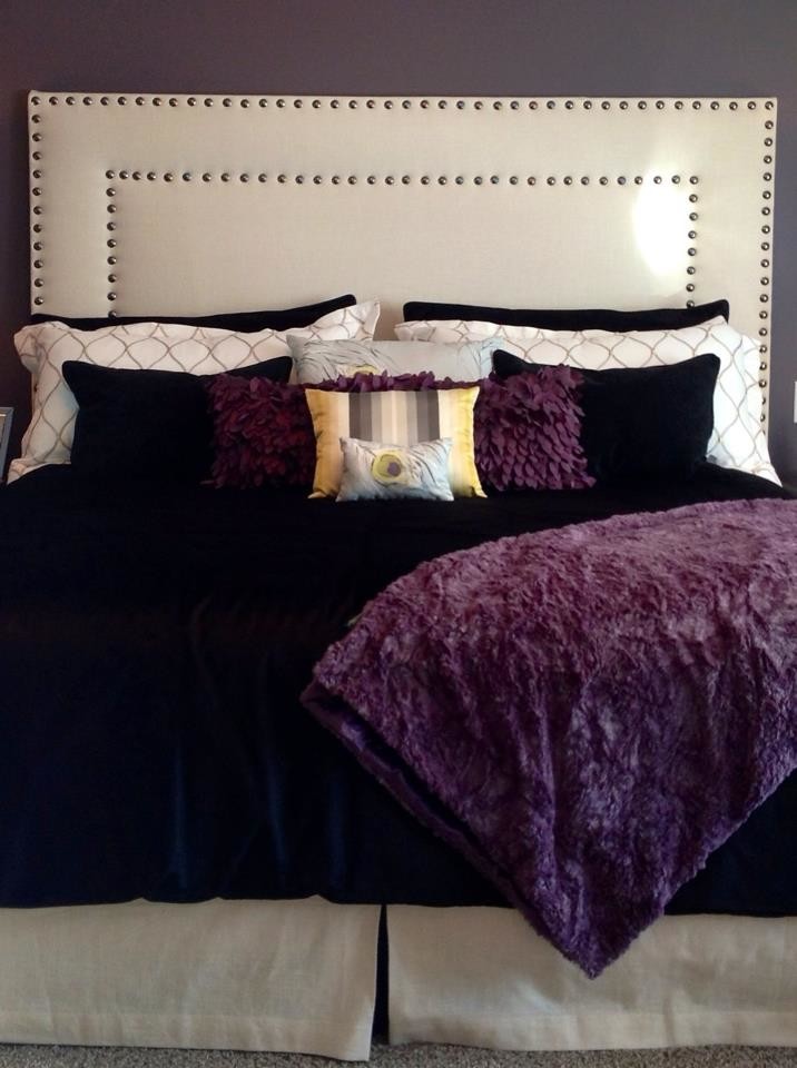 Exemple d'une chambre parentale chic avec un mur violet.