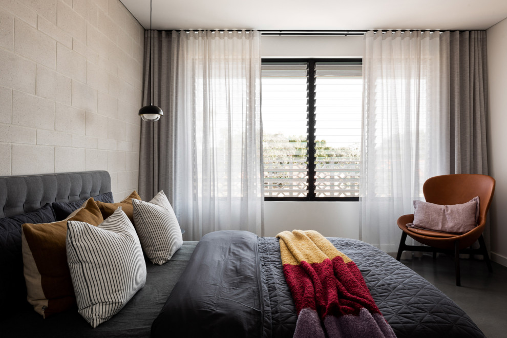 Стильный дизайн: хозяйская спальня среднего размера в стиле лофт с серыми стенами, бетонным полом и серым полом - последний тренд