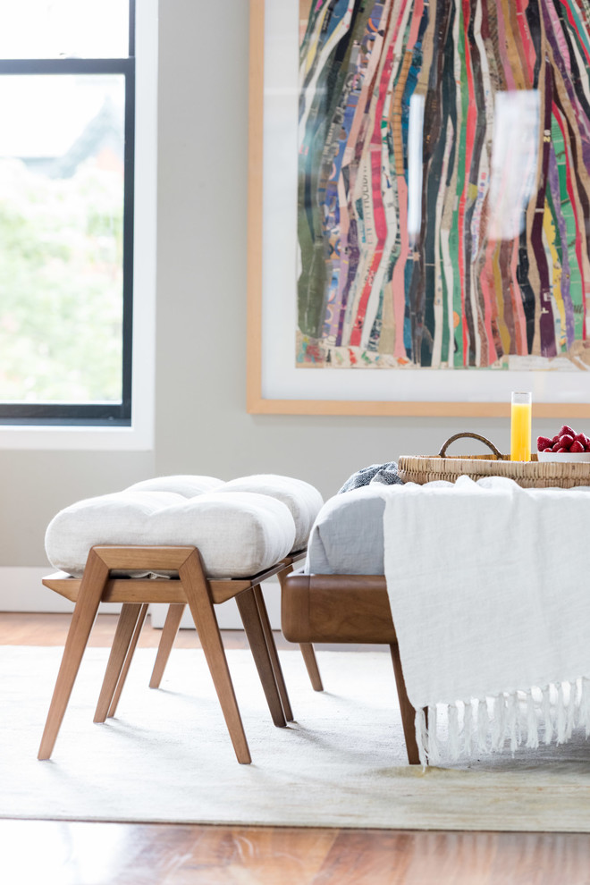 Ejemplo de dormitorio principal minimalista de tamaño medio con paredes grises y suelo de madera en tonos medios