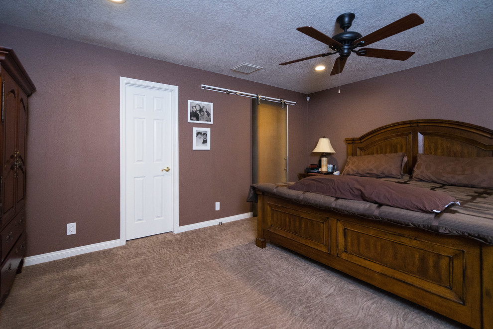 Idée de décoration pour une grande chambre tradition avec un mur violet et aucune cheminée.