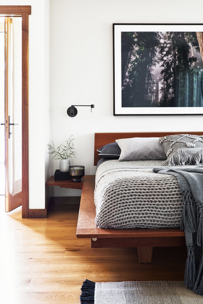 Modernes Schlafzimmer mit weißer Wandfarbe, braunem Holzboden und braunem Boden in San Francisco