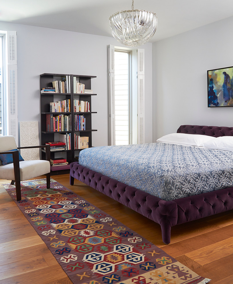 Пример оригинального дизайна: хозяйская спальня среднего размера в стиле неоклассика (современная классика) с серыми стенами и паркетным полом среднего тона без камина