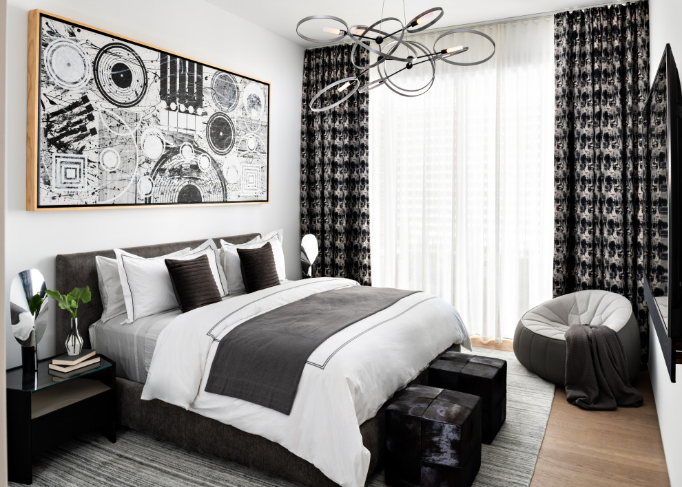 マイアミにあるコンテンポラリースタイルのおしゃれな寝室 (白い壁、無垢フローリング、茶色い床) のインテリア