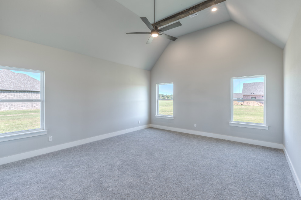Foto de dormitorio clásico renovado de tamaño medio sin chimenea con paredes grises, moqueta y suelo gris