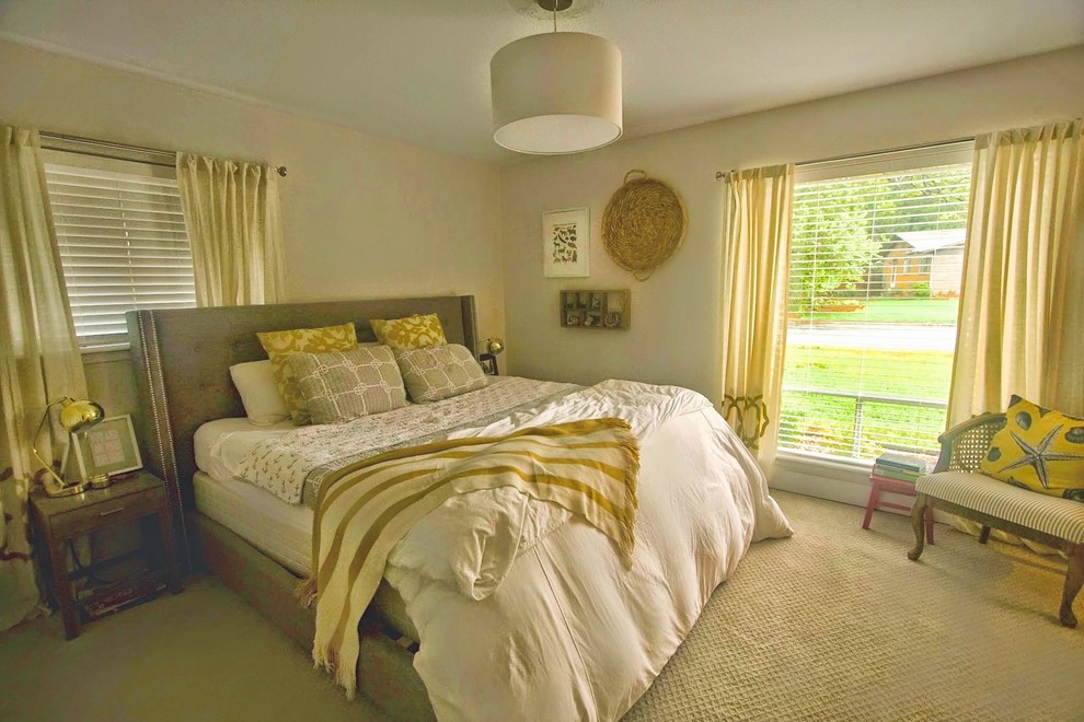 Стильный дизайн: хозяйская спальня среднего размера в стиле кантри с бежевыми стенами и ковровым покрытием без камина - последний тренд