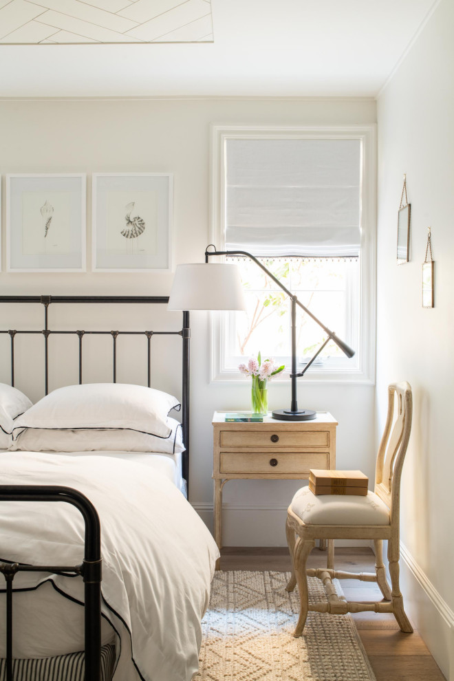 Idee per una camera da letto stile marino con pareti bianche, pavimento in legno massello medio e pavimento marrone
