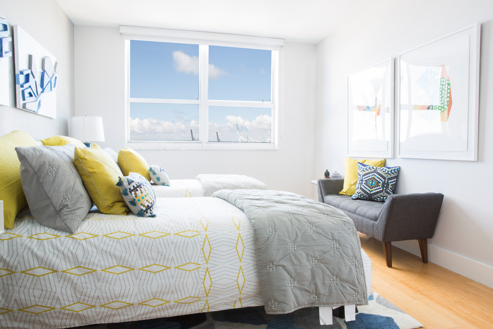 Пример оригинального дизайна: большая гостевая спальня (комната для гостей) в современном стиле с серыми стенами, светлым паркетным полом и бежевым полом без камина