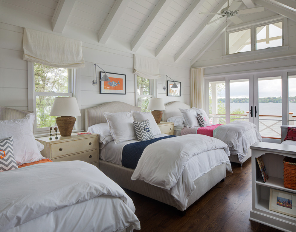 На фото: спальня в морском стиле с белыми стенами и темным паркетным полом