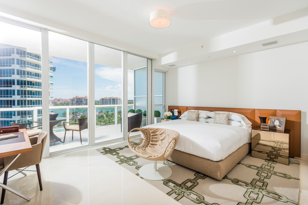 マイアミにある広いコンテンポラリースタイルのおしゃれな主寝室 (白い壁、磁器タイルの床、暖炉なし、白い床) のインテリア
