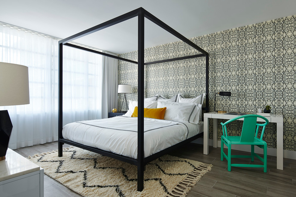 Modernes Schlafzimmer mit bunten Wänden und dunklem Holzboden in Miami