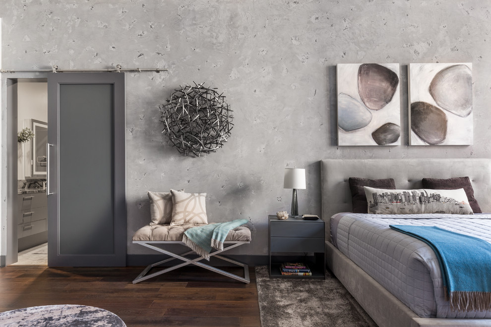 Mittelgroßes Modernes Hauptschlafzimmer ohne Kamin mit grauer Wandfarbe, dunklem Holzboden und braunem Boden in Sacramento
