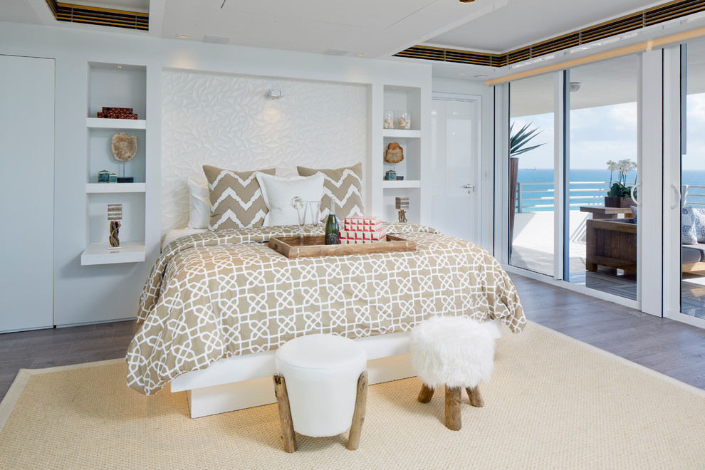 マイアミにあるビーチスタイルのおしゃれな寝室 (白い壁) のレイアウト