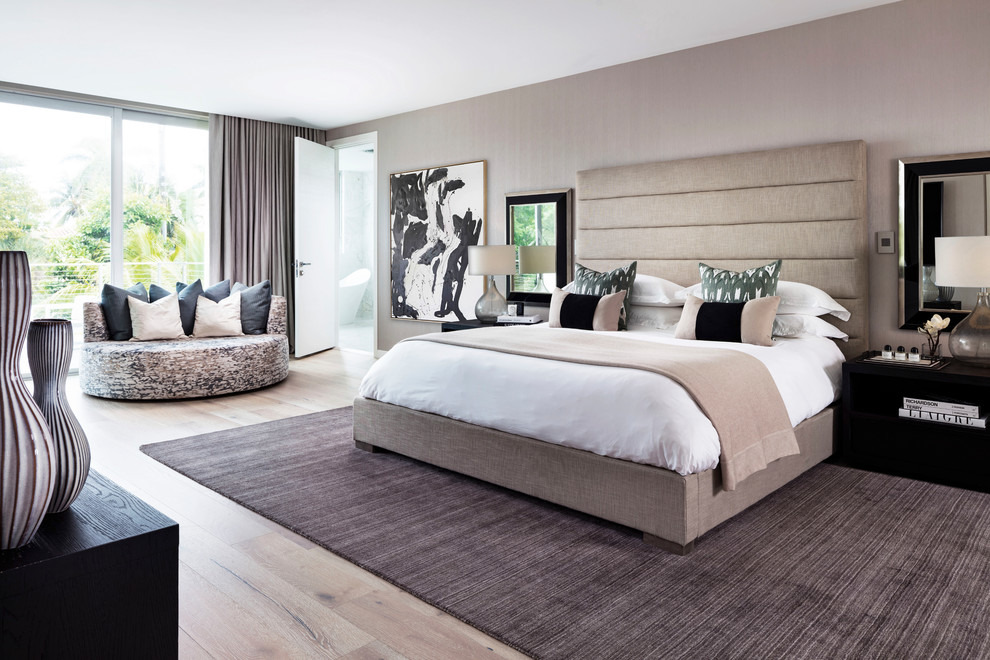 マイアミにあるコンテンポラリースタイルのおしゃれな寝室 (グレーの壁、淡色無垢フローリング、ベージュの床)