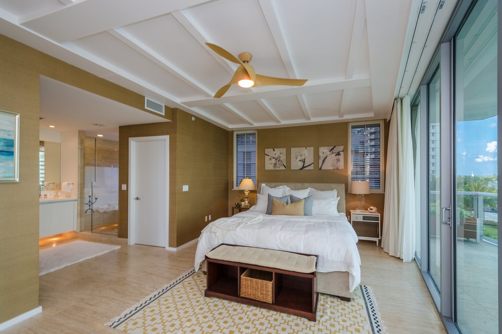 Идея дизайна: хозяйская спальня среднего размера в стиле неоклассика (современная классика) с бежевыми стенами и полом из керамической плитки