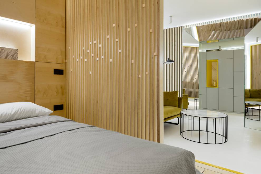 Пример оригинального дизайна: хозяйская спальня в современном стиле с белым полом