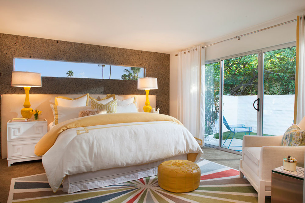 Cette image montre une chambre avec moquette vintage avec un mur multicolore.