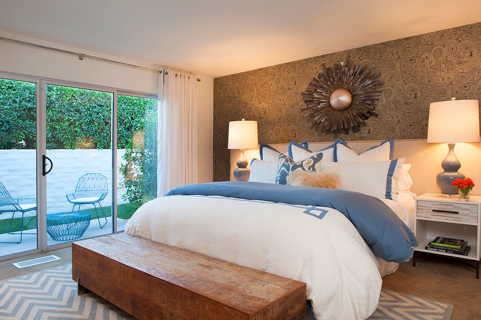 Идея дизайна: гостевая спальня среднего размера, (комната для гостей) в стиле ретро с разноцветными стенами и ковровым покрытием