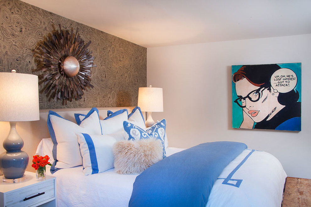 Imagen de habitación de invitados minimalista de tamaño medio con paredes multicolor y moqueta