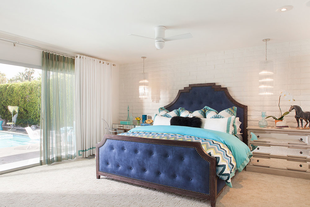 ロサンゼルスにある広いトランジショナルスタイルのおしゃれな客用寝室 (白い壁、カーペット敷き、暖炉なし) のインテリア