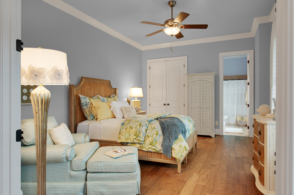 Foto de habitación de invitados marinera grande con paredes azules y suelo de madera clara