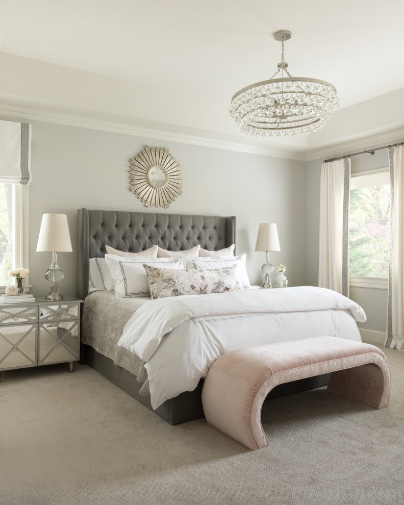 Imagen de dormitorio clásico renovado con paredes grises, moqueta y suelo gris