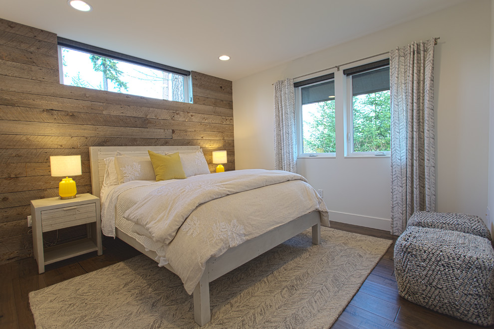 Diseño de dormitorio principal nórdico de tamaño medio sin chimenea con paredes blancas, suelo de madera clara y suelo marrón